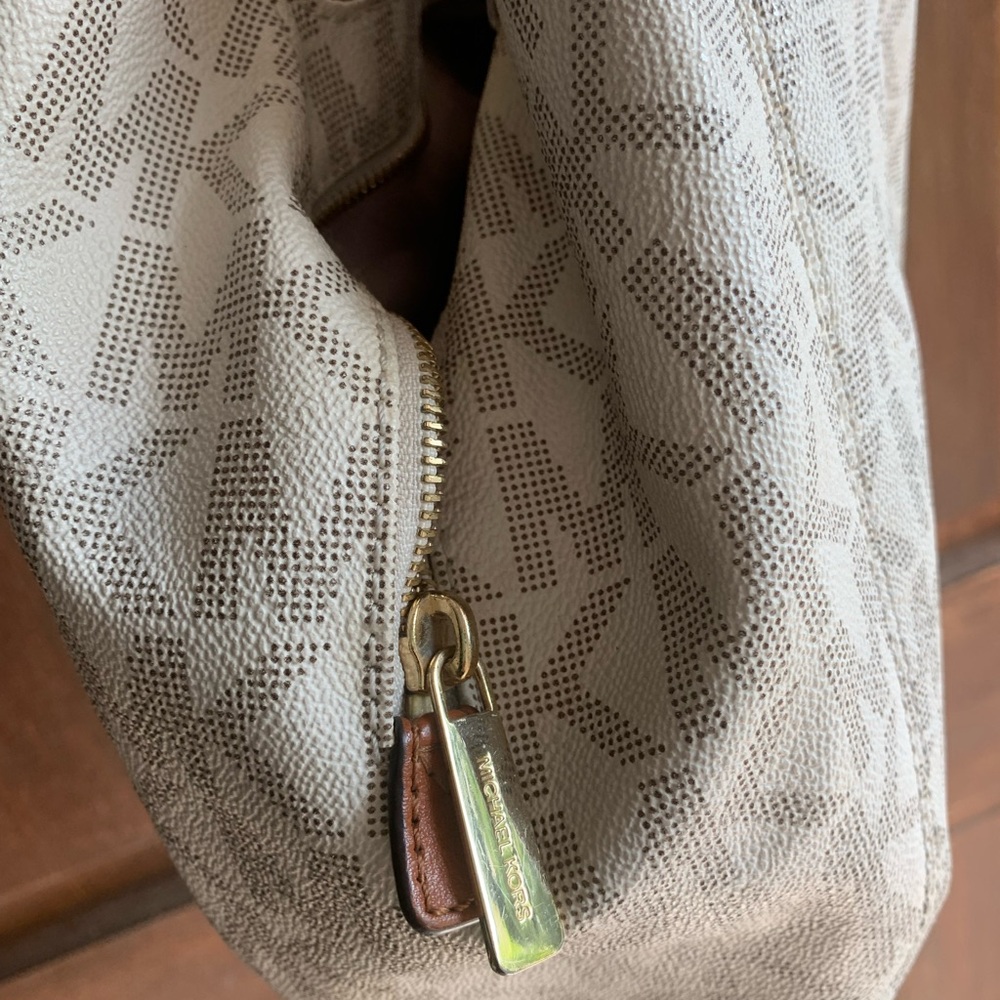 Michael Kors - Monogram Purse  3 compartment Gently Used Shoulder bag - Picture 8 of 15